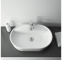 Ovanifrån av ett handfat med blandare, tvålpump och handduk