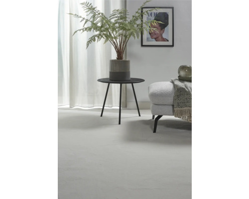 Dekorativt vardagsrum med sidobord, krukväxt och bänk