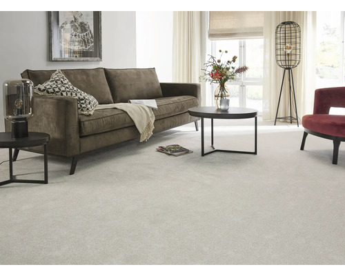 Vardagsrum med soffa, bord och matta