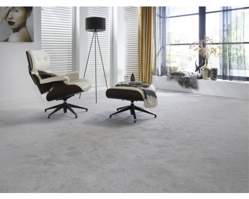 Vardagsrum med matta, fåtölj och golvlampa