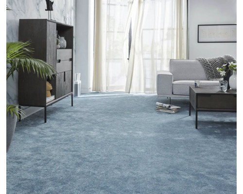 Vardagsrum med heltäckningsmatta, soffa och skåp