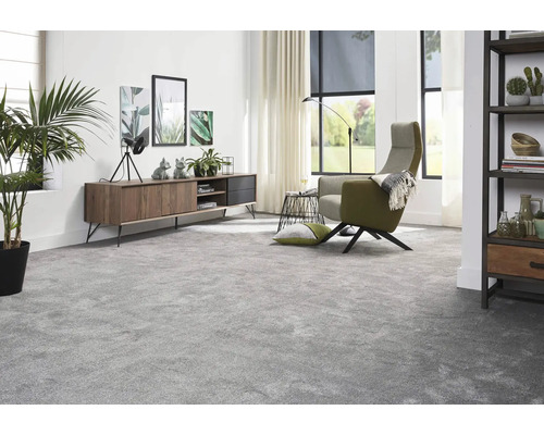 Vardagsrum med matta, fåtölj, skänk och dekoration