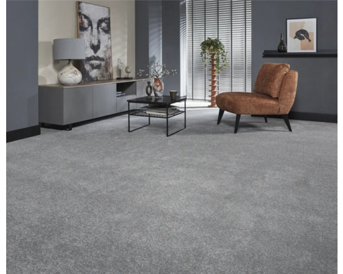 Vardagsrum med modern heltäckningsmatta, fåtölj och möbler