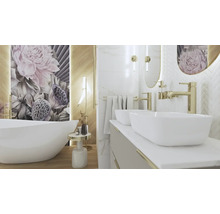 Badrum med fristående badkar, tvättställsskåp med två handfat och spegel