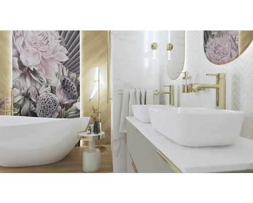 Badrum med fristående badkar, tvättställsskåp med två handfat och spegel