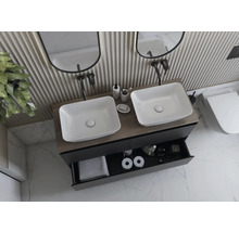 Badrum med dubbla handfat, underskåp med utdragslåda och toalett.