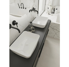 Modernt badrum med två tvättställsskålar, armaturer och badrumsprodukter