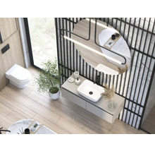 Ljust badrum med toalett, handfat och badkar