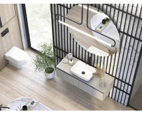 Ljust badrum med toalett, handfat och badkar