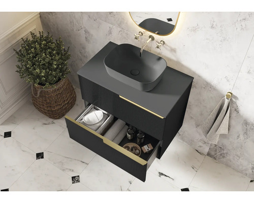 Modernt badrum med handfat, underskåp med låda och dekoration