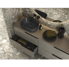 Badrum med handfat, kran, spegel och underskåp med lådor