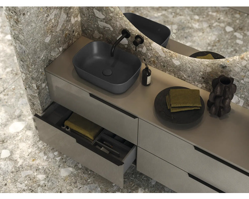 Badrum med handfat, kran, spegel och underskåp med lådor