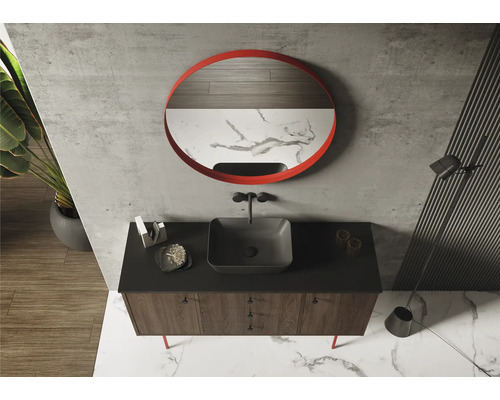 Badrum med tvättställsskåp, tvättställ, spegel och blandare