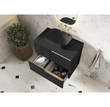 Modernt badrum med svart tvättställsskåp, ovanpåliggande tvättställ och öppen låda