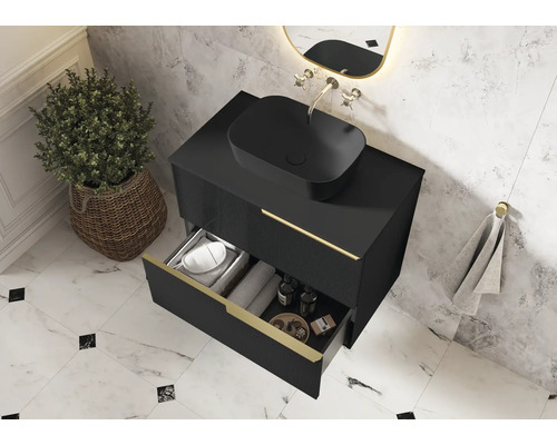 Modernt badrum med svart tvättställsskåp, ovanpåliggande tvättställ och öppen låda