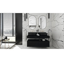 Modernt badrum med marmorplattor, dubbla handfat och ovala speglar