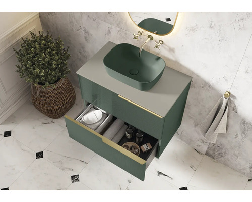 Badrum med tvättställsskåp, handfat, öppen låda och dekorationer