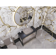 Badrum med handfat, spegel, toalett och dekorativ belysning