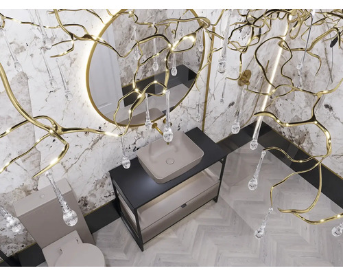 Badrum med handfat, spegel, toalett och dekorativ belysning