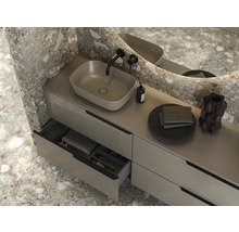 Ljust badrum med tvättställsskåp, tvättställsskål, armatur, spegel och dekoration