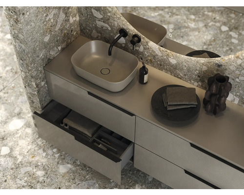 Ljust badrum med tvättställsskåp, tvättställsskål, armatur, spegel och dekoration