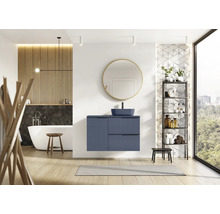 Ljust badrum med handfat, spegel och badkar