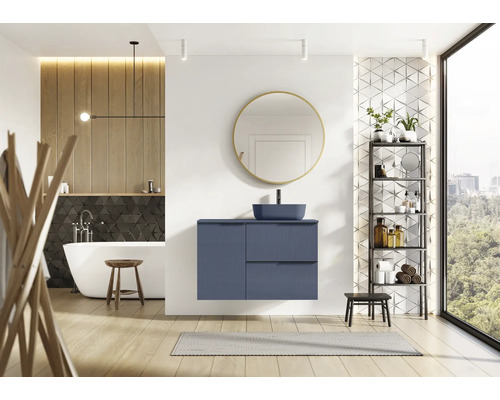 Ljust badrum med handfat, spegel och badkar