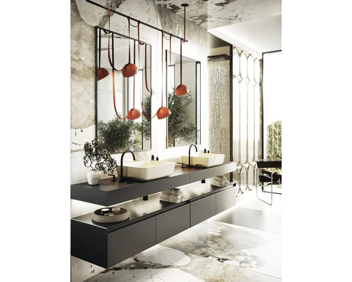 Badrum med dubbla handfat, speglar, belysning och dekorativa element för en modern design