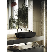 Badrum med svart tvättställ, blandare och spegel