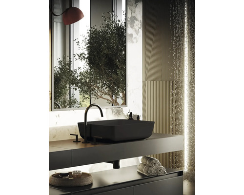 Badrum med svart tvättställ, blandare och spegel