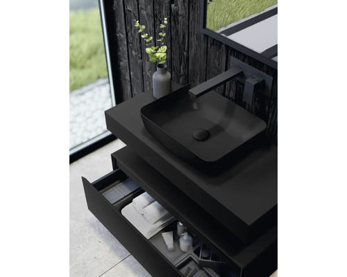 Modernt badrum med svart tvättställ, tvättställsskål, armatur och öppen låda