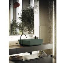 Modernt badrum med handfat, armatur och handdukar på hyllan