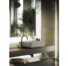 Modernt badrum med handfat, kran, spegel och handdukar