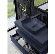 Modernt badrum med tvättställ, blandare och öppen låda