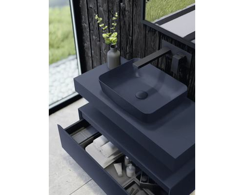 Modernt badrum med tvättställ, blandare och öppen låda