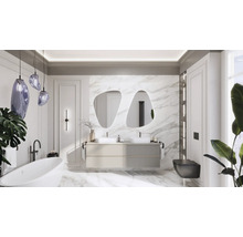 Modernt badrum med dubbla handfat, badkar och marmorlook