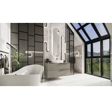 Modernt badrum med fristående badkar, tvättställ och takfönster