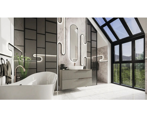 Modernt badrum med fristående badkar, tvättställ och takfönster