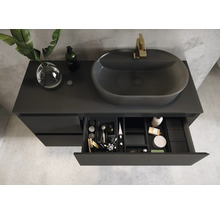 Badrum med grått tvättställsskåp, tvättställsskål och öppen låda med badrumsartiklar