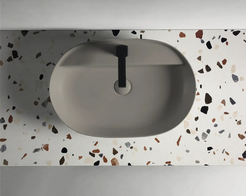 Överdel av ett tvättställ med tvättskål och kran