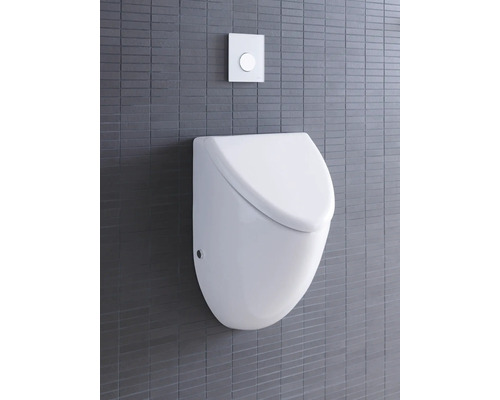 Vit vägghängd urinal med spolknapp på en grå vägg