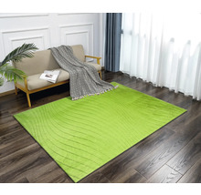 Inredningsexempel med matta, soffa och gardiner i ett vardagsrum.