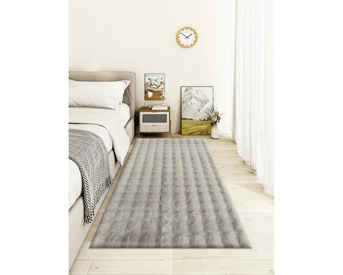 Sovrum med säng och grå matta