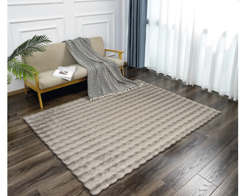 Vardagsrum med soffa och rektangulär matta