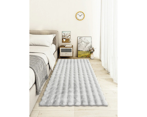 Sovrum med säng och mjuk matta