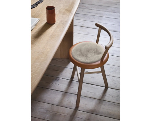 Trästol med rund sittdyna vid ett träbord