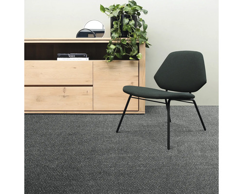 Interiör med heltäckningsmatta, byrå och stol