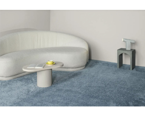 Vardagsrum med matta, soffa, bord och dekoration