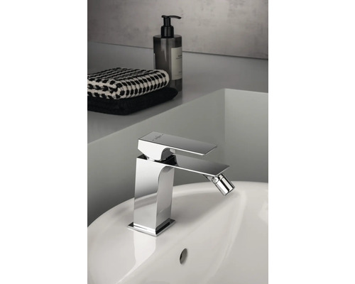 Bidéblandare på ett handfat med handdukar och tvål