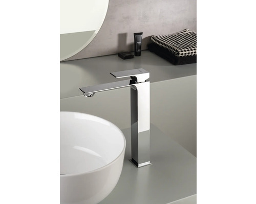 Modernt badrum med tvättställsskål och hög blandare